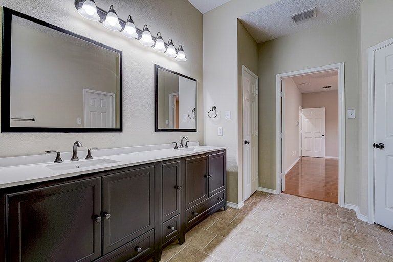Photo 18 of 37 - 4009 Pear Ridge Dr, The Colony, TX 75056