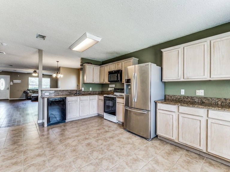 Photo 10 of 23 - 5309 Kingslink Cir, Fort Worth, TX 76135