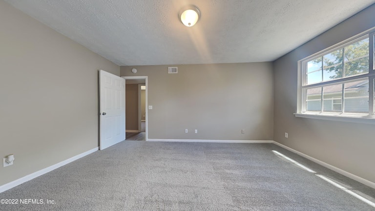 Photo 9 of 21 - 8038 Cayuga Trl S, Jacksonville, FL 32244