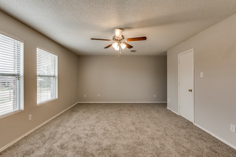 Photo 19 of 31 - 1312 Rambling Brook Trl, Denton, TX 76210