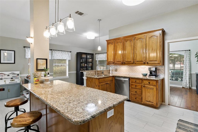 Photo 5 of 27 - 3126 Oakview Dr, Hurst, TX 76054