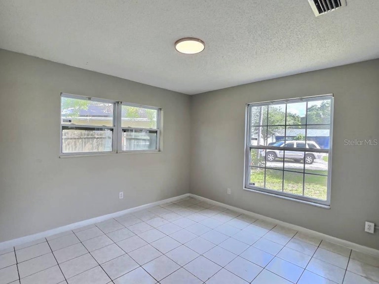 Photo 17 of 22 - 7010 Dalkeith Ave N, Saint Petersburg, FL 33709