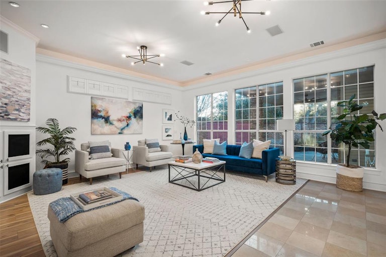 Photo 10 of 35 - 13703 Creekside Pl, Dallas, TX 75240