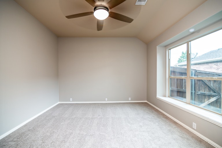 Photo 17 of 36 - 9113 Windsor Dr, Little Elm, TX 75068
