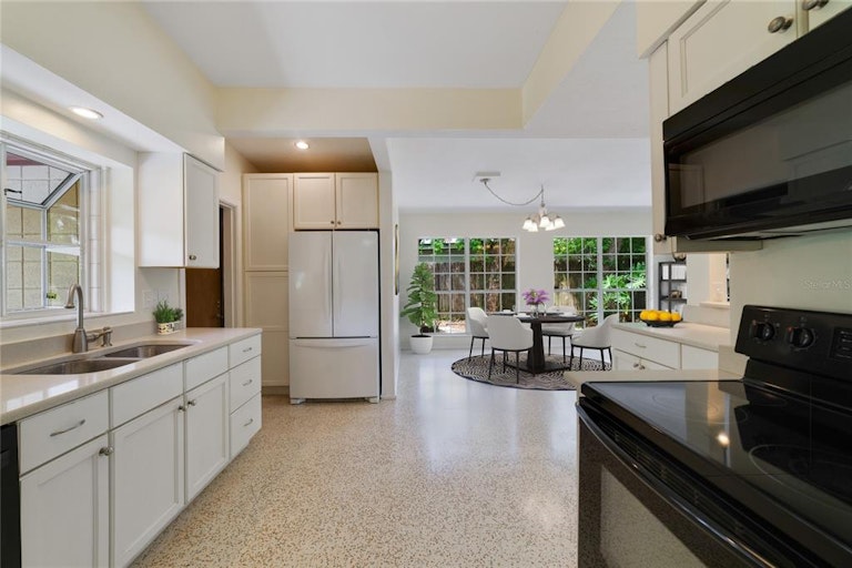 Photo 16 of 34 - 1200 Tanager Dr, Orlando, FL 32803