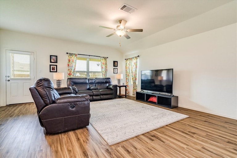 Photo 10 of 27 - 1100 Nokota Bnd, Georgetown, TX 78626