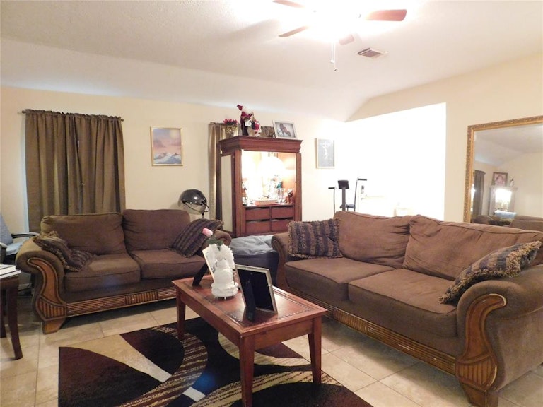 Photo 12 of 25 - 3910 Spring Meadow Dr, Pearland, TX 77584