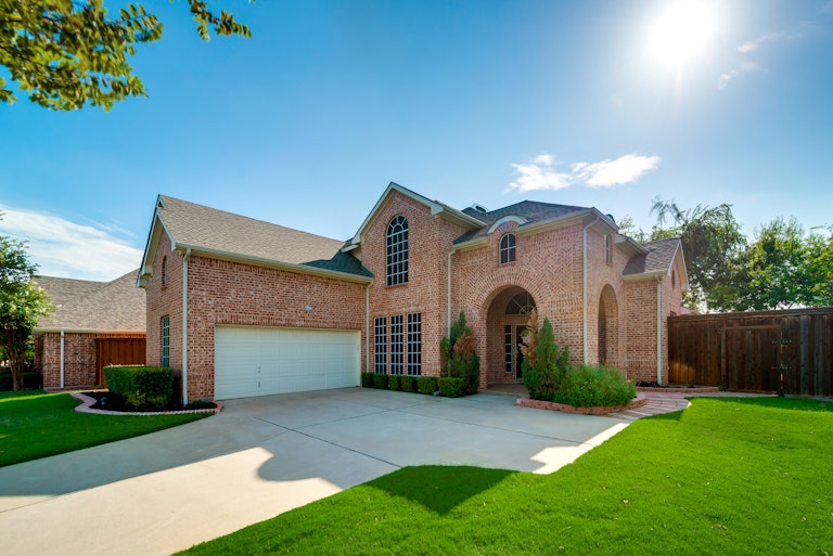 Photo 1 of 33 - 2208 Fairfax Trl, Denton, TX 76205