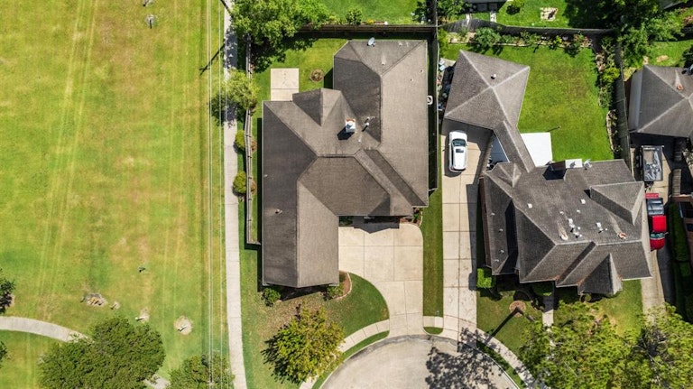 Photo 4 of 40 - 13803 Round Oak Ct, Houston, TX 77059
