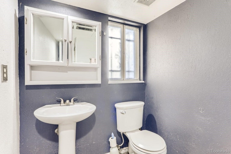 Photo 19 of 30 - 1291 Eagle St, Aurora, CO 80011