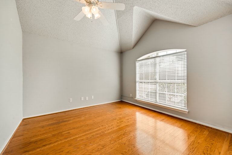 Photo 4 of 28 - 2705 Granite Ave, Sachse, TX 75048