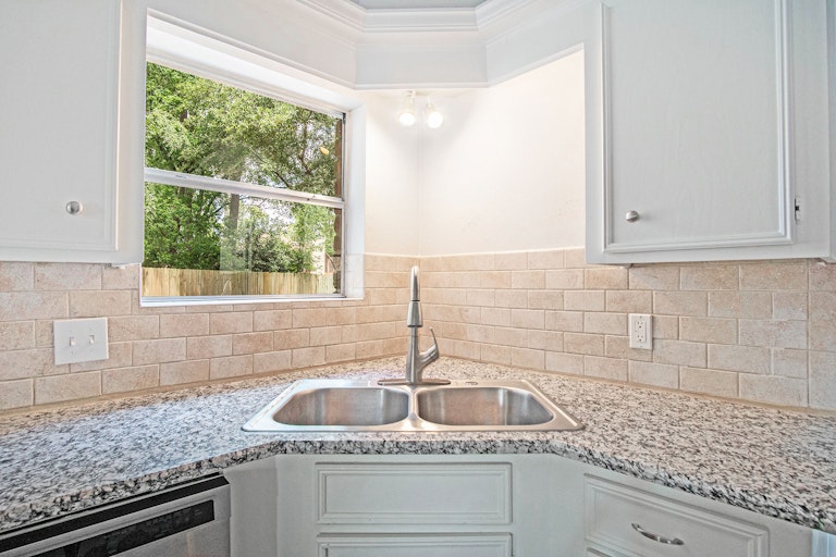 Photo 9 of 17 - 5530 Alamosa Ln, Spring, TX 77379