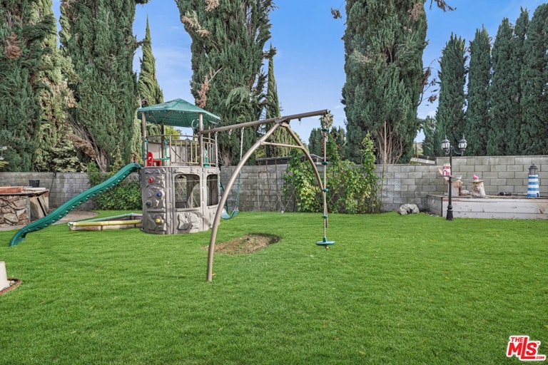 Photo 21 of 23 - 18116 Chardon Cir, Encino, CA 91316