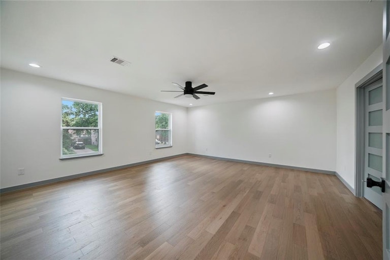 Photo 16 of 31 - 5402 Enchanted Mist Dr, Humble, TX 77346