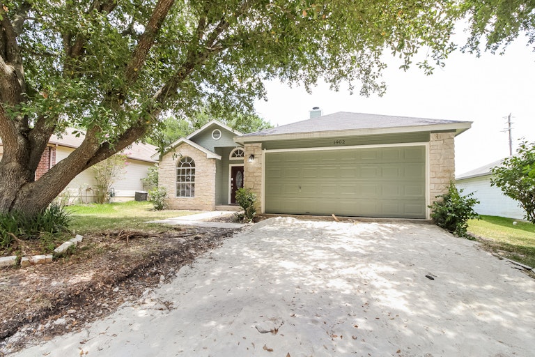 Photo 6 of 25 - 1902 Holly Springs Dr, Taylor, TX 76574