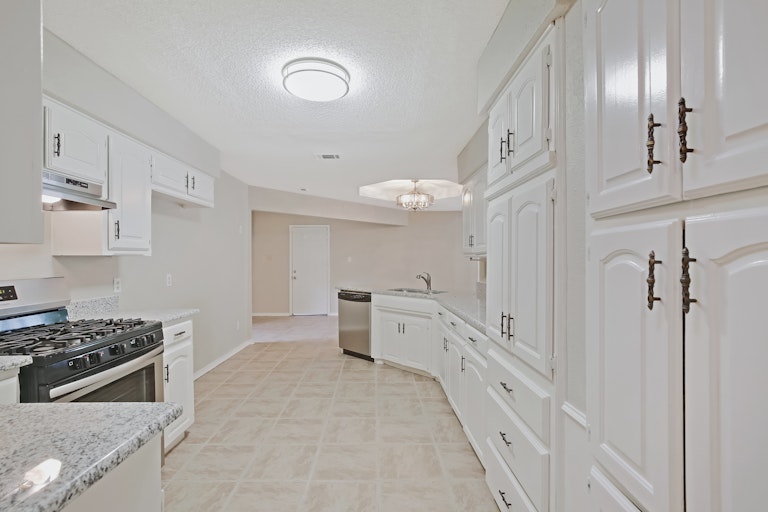 Photo 2 of 25 - 404 Rivervalley Ct, Arlington, TX 76006