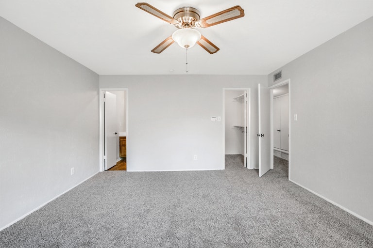 Photo 9 of 25 - 2324 Chinaberry Dr, Bedford, TX 76021