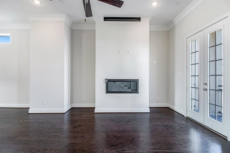 Photo 20 of 41 - 941 Blackshire Ln, Houston, TX 77055