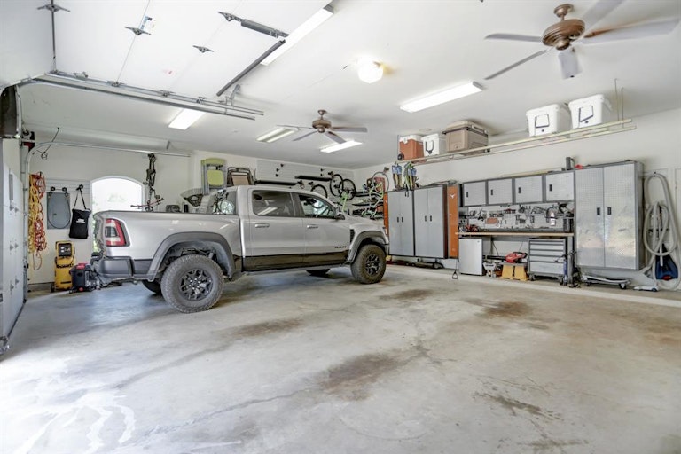 Photo 26 of 34 - 7811 Bent Green Ln, Spring, TX 77389