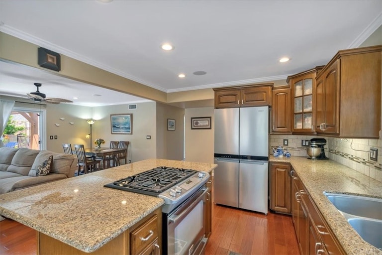 Photo 7 of 28 - 8301 Friesland Dr, Huntington Beach, CA 92647