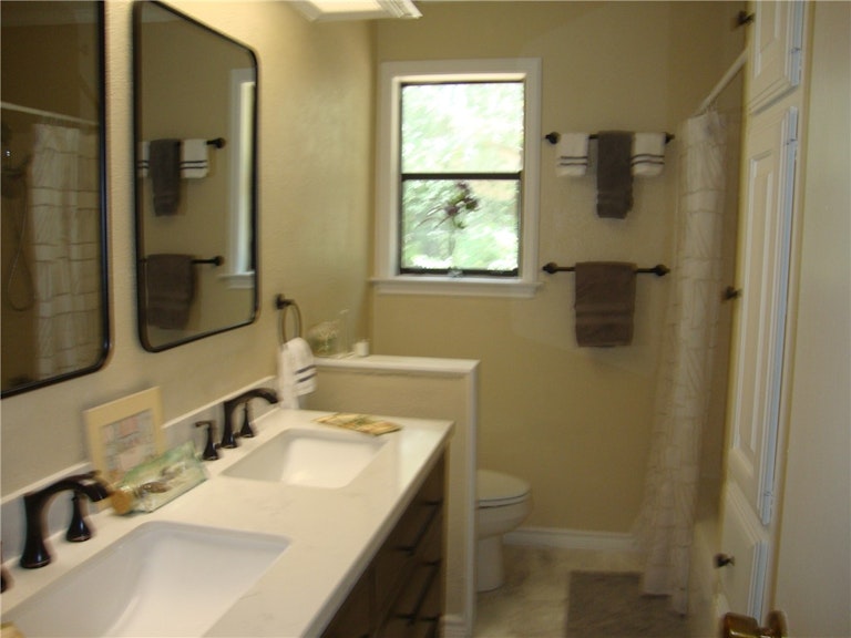 Photo 13 of 25 - 10716 Sunny Ln, Jonestown, TX 78645