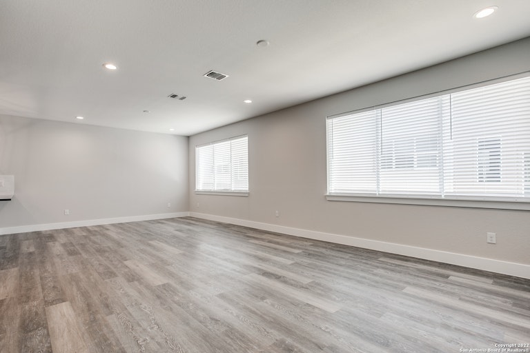 Photo 14 of 26 - 1618 W Lawndale Dr #5, San Antonio, TX 78209