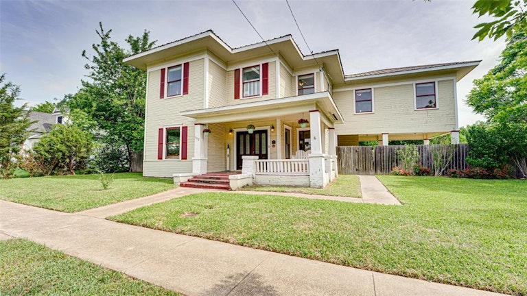 Photo 1 of 40 - 613 E Marvin Ave, Waxahachie, TX 75165