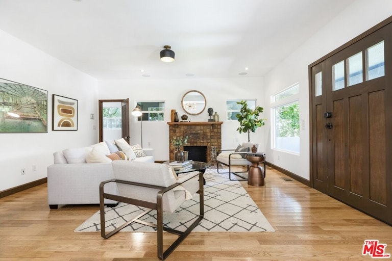 Photo 12 of 49 - 641 N Mariposa Ave, Los Angeles, CA 90004