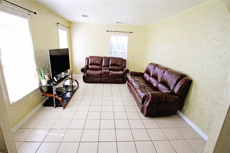 Photo 5 of 39 - 6539 Greenspan Ave, Dallas, TX 75232