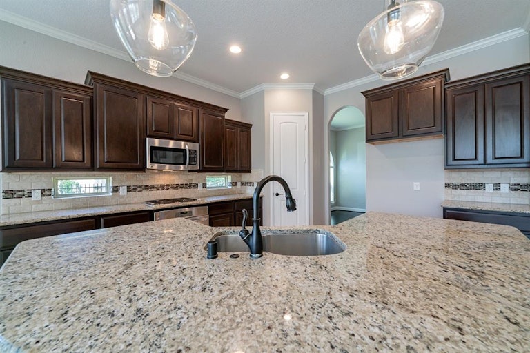 Photo 13 of 43 - 91 Hearthshire Cir, Magnolia, TX 77354