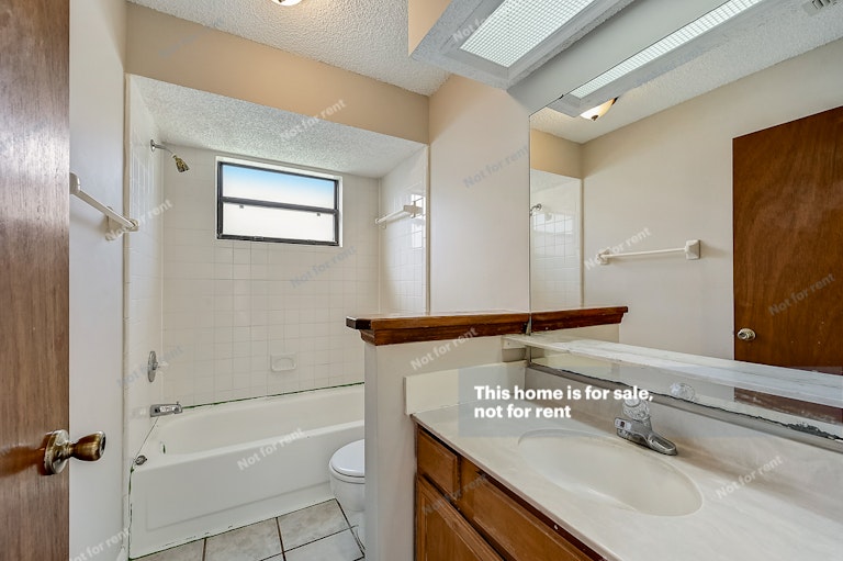 Photo 25 of 32 - 8460 Rockridge Dr, Jacksonville, FL 32244