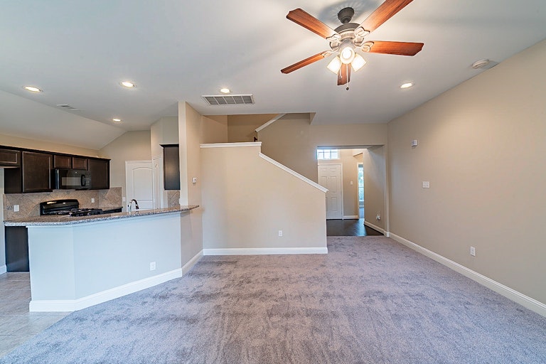 Photo 11 of 32 - 901 Grenshaw St, Houston, TX 77088