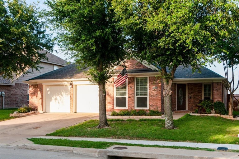 Photo 4 of 35 - 10304 Fossil Valley Dr, Fort Worth, TX 76131