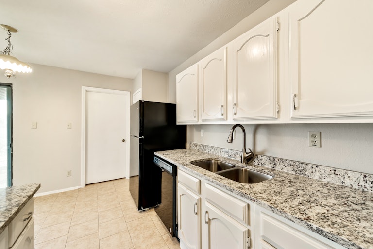 Photo 9 of 28 - 708 Green Canyon Dr, Mesquite, TX 75150