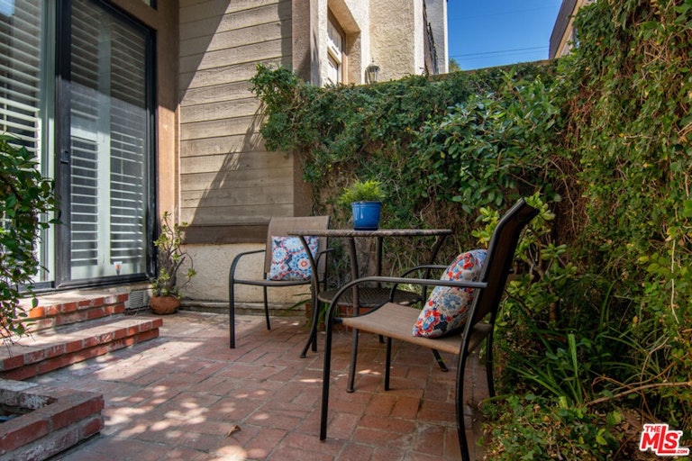 Photo 6 of 41 - 13965 Riverside Dr, Sherman Oaks, CA 91423