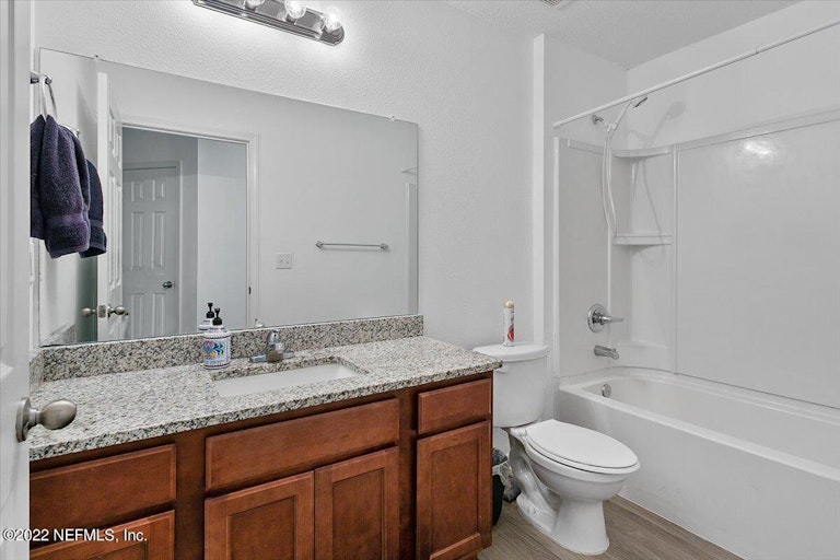 Photo 13 of 17 - 4507 Glendas Meadow Dr, Jacksonville, FL 32210