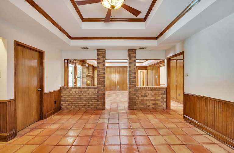 Photo 4 of 27 - 420 Evergreen Dr, Hurst, TX 76054