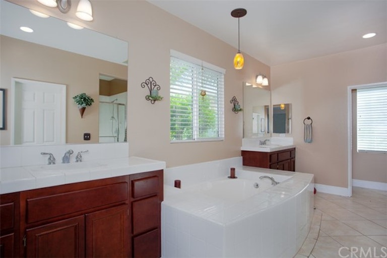 Photo 29 of 53 - 17264 Bluff Vista Ct, Riverside, CA 92503