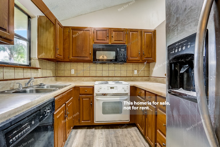 Photo 4 of 30 - 8362 Sunflower Ct, Jacksonville, FL 32244