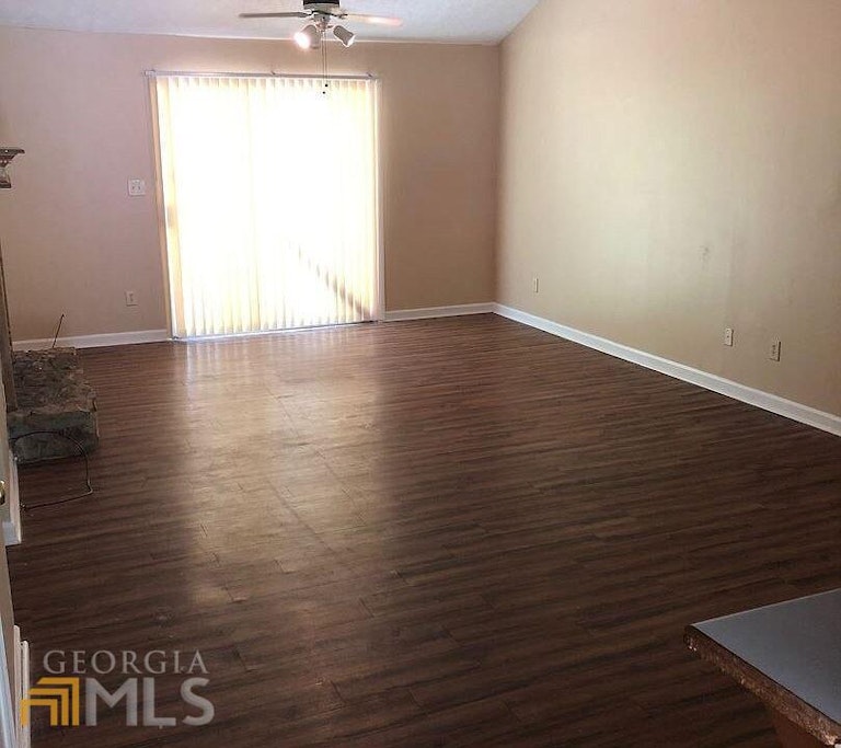 Photo 3 of 8 - 8546 Pineland Dr, Jonesboro, GA 30238