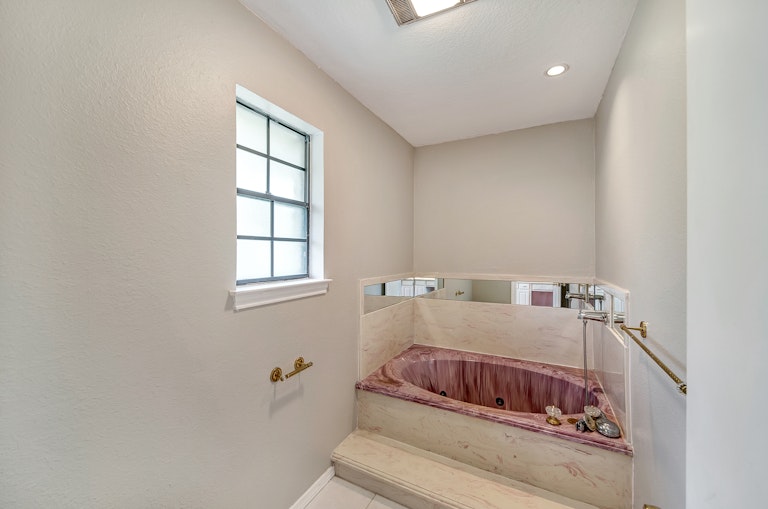 Photo 18 of 32 - 2233 Stafford Dr, Arlington, TX 76012