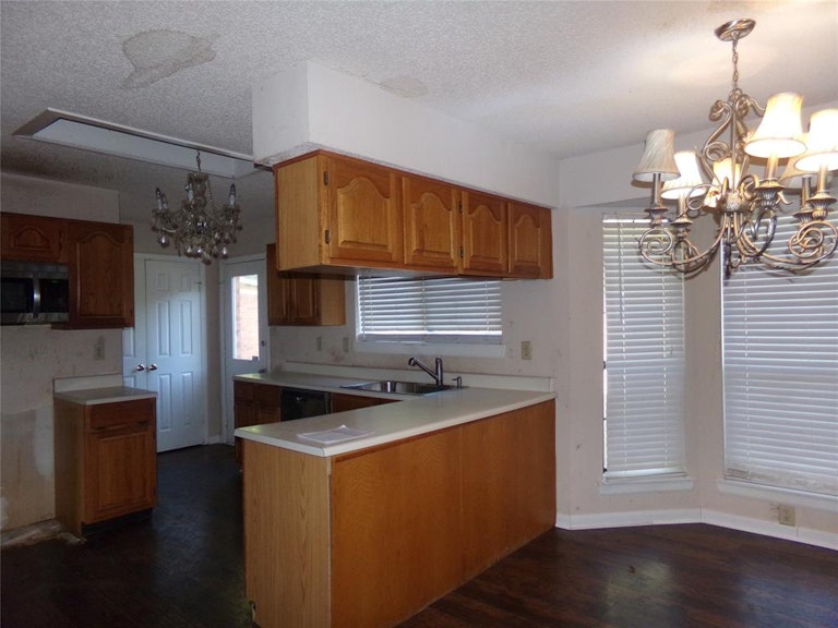 Photo 3 of 23 - 1133 Lexington Ln, Desoto, TX 75115