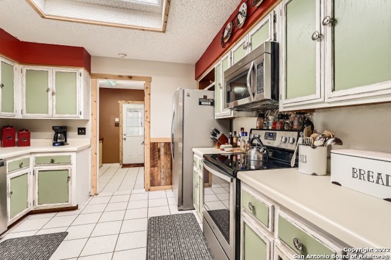 Photo 15 of 38 - 1122 Crescent Hill Dr, San Antonio, TX 78253