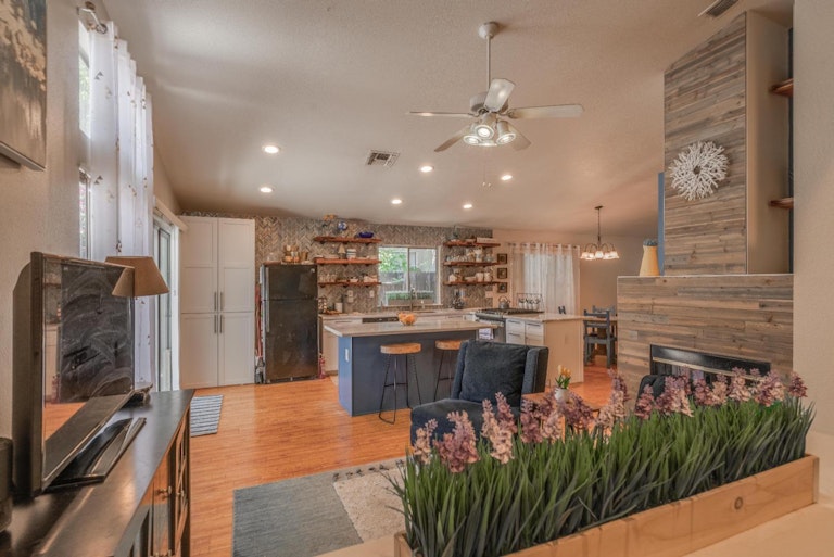 Photo 14 of 28 - 9438 Village Tree Dr, Elk Grove, CA 95758