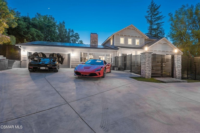 Photo 3 of 60 - 4641 Caritina Dr, Tarzana, CA 91356