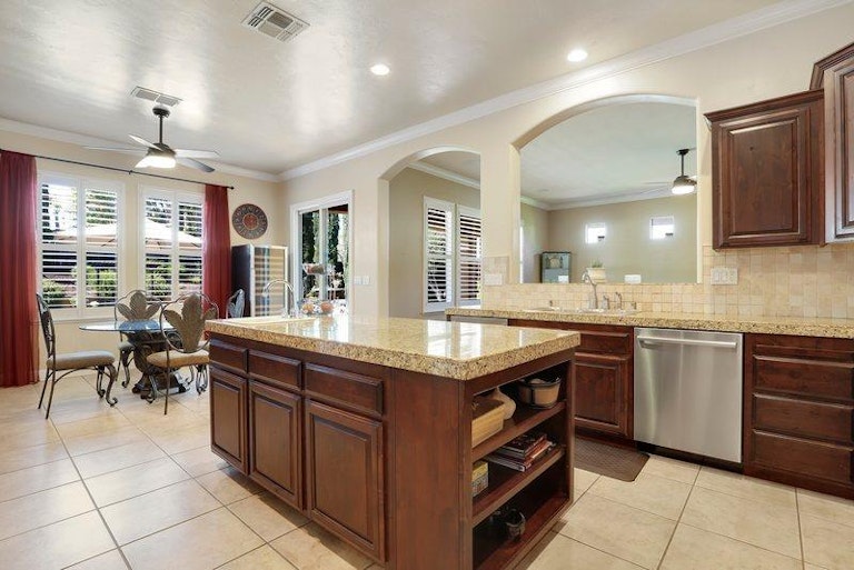 Photo 13 of 58 - 600 Barcelona Ct, Roseville, CA 95747