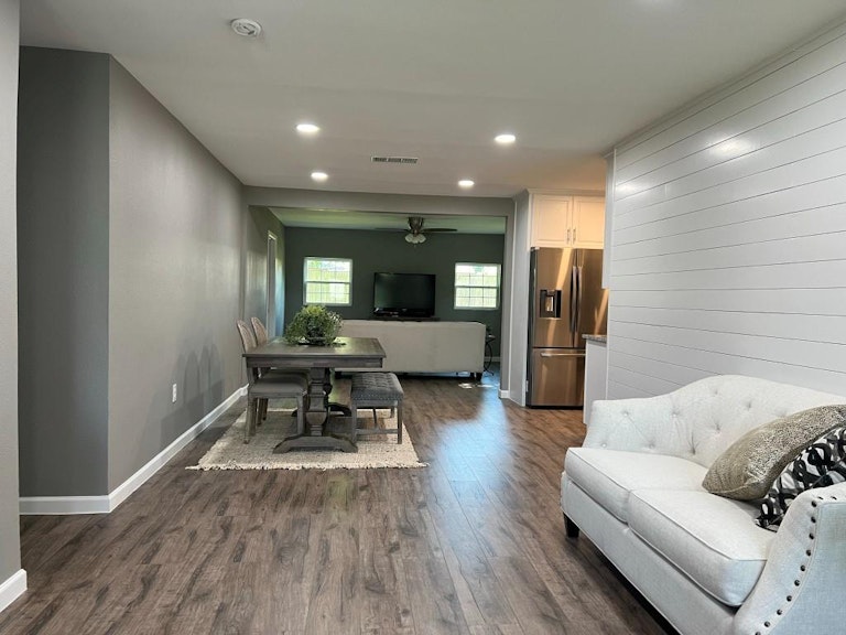 Photo 3 of 27 - 2038 Pebblebrook Trl, Irving, TX 75060