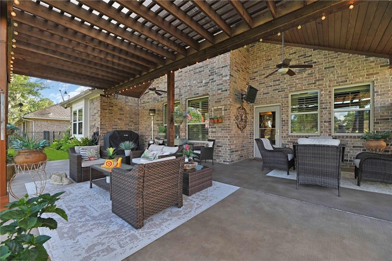 Photo 3 of 38 - 8702 Malardcrest Dr, Humble, TX 77346