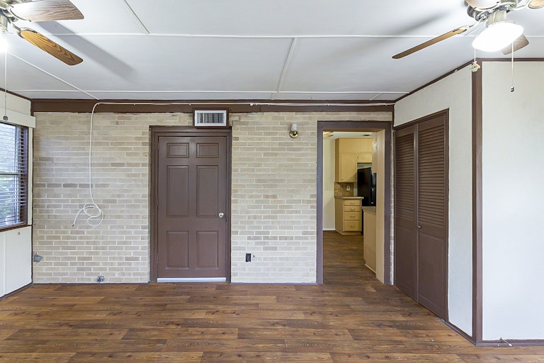 Photo 11 of 18 - 4614 Stoneleigh Dr, San Antonio, TX 78220