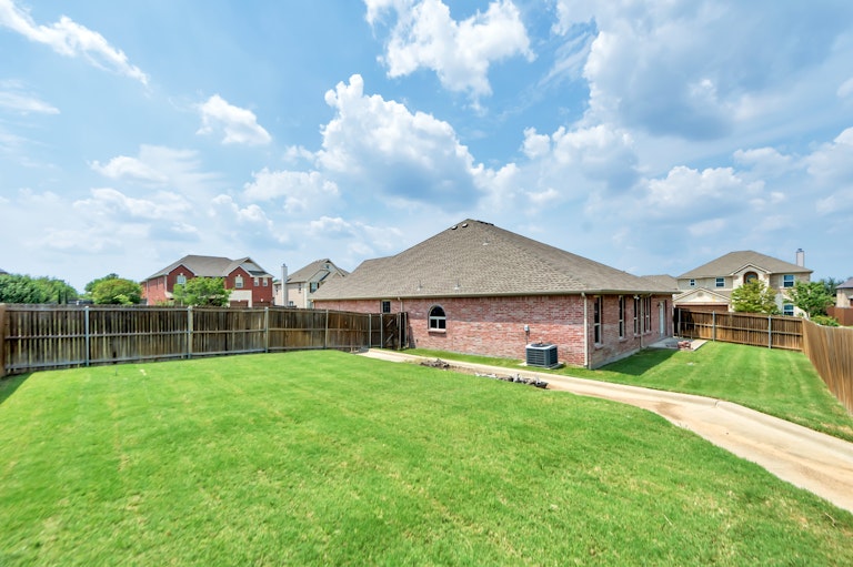 Photo 27 of 27 - 216 Moonlight Dr, Euless, TX 76039